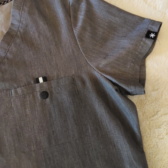 🌺 Like New Beyond Scrubs Gray Scrub Set - Picture 3 of 15